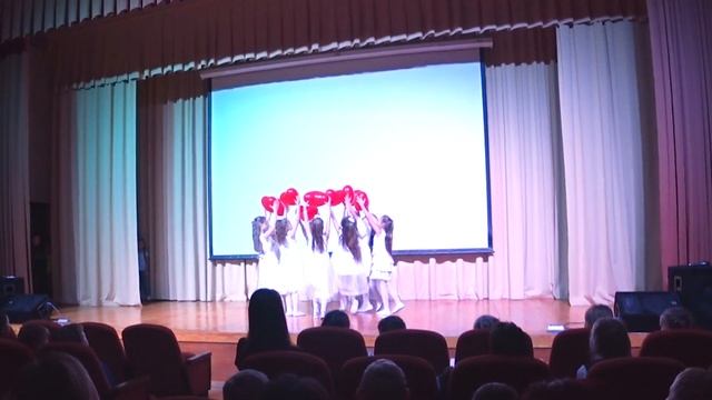 Танец для мам | Алиса танцует в школе | ALISA LIFE TEEN смотреть онлайн