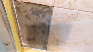 Пошаговая инструкция Поклейка  плитки что отвалилась со стены за 15 мин