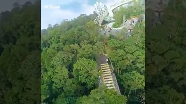 Мост в виде рук во Вьетнаме смотреть онлайн