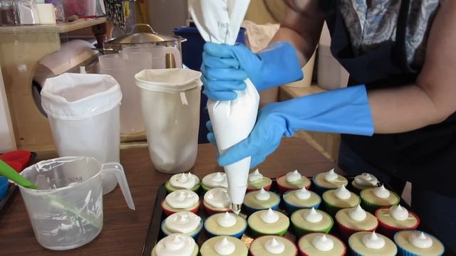 Making Cold Processed Soapy Cupcakes Using the Russian Piping Tips! смотреть онлайн