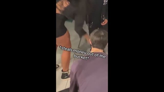 She Bullied A Street Performer, The Internet Gave Her Instant Karma смотреть онлайн