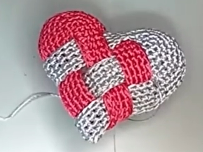 Брелок сердце крючком