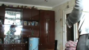 Настоящий мужик Геннадий Горин поднимает стиральную машину в доме