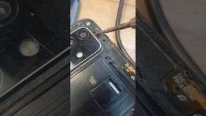 ошибки ремонтов, установка задней крышки смартфона.