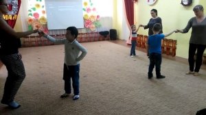 Репетиция танца детей с родителями на выпускной в детском саду