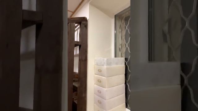 Обработка и покраска деревянных стеллажей в магазине. смотреть онлайн