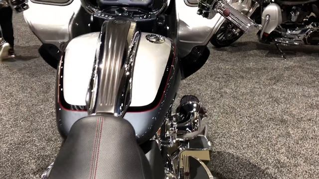 2019 CVO ROAD GLIDE 117 -New models Harley-Davidson 2019 in San Diego. смотреть онлайн