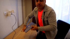 Настя строит замок и мешает папе работать