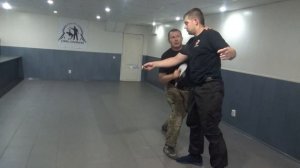 ПРИКЛАДНОЙ РУКОПАШНЫЙ БОЙ. Принципы защиты от ножа с применением гибких предметов