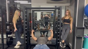 Жим Девушек Лежа ))