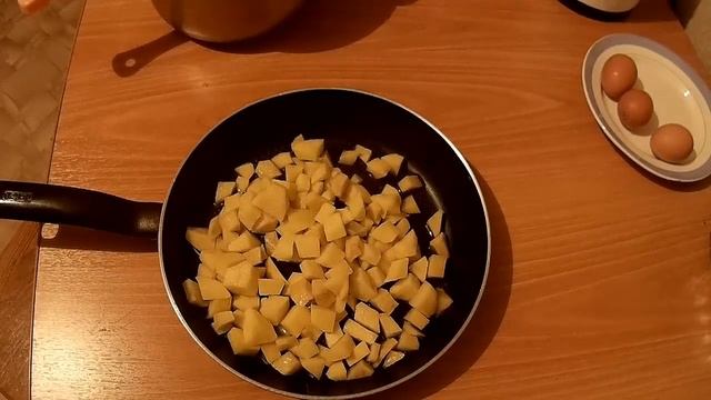 Жареная картошка с яйцами - вкусно и просто смотреть онлайн