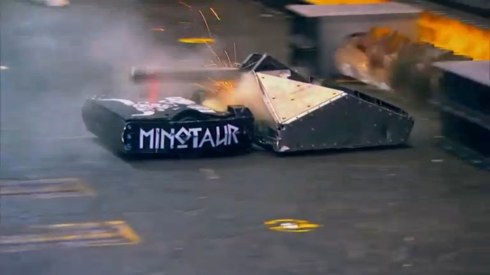 Эпичный бой роботов на шоу BattleBots