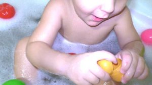 Купаемся в ванной с пеной и шарами. Ловим Сюрпризы с миньонами.