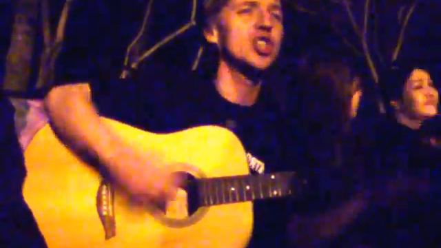 Как должны петь звезды. Талантливым молодой, и неизвестный певец хорошо спел. смотреть онлайн