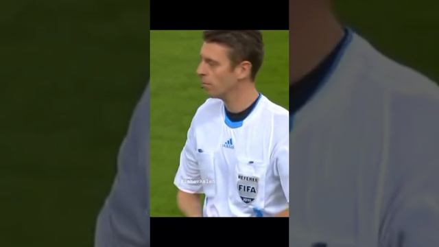 Показал средний палец Месси смотреть онлайн