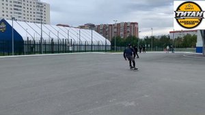 Катание хоккеиста на роликах.