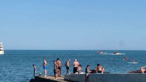 1442 ЯЛТА на ПЛЯЖЕ\ ПЛЯЖНЫЙ ОТДЫХ в КРЫМУ\ ЯХТЫ, РАЗВЛЕЧЕНИЯ, МНОГО НАРОДА влог