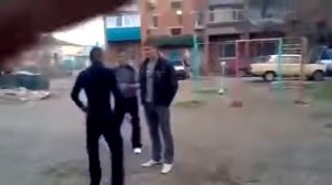 Боксер в уличной драке Парень красавчик! Street fight, knockout