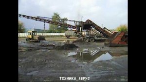Перекидной погрузчик (мехлопата) ПТС-77 на базе трактора ДТ-75 работает на сахарном заводе. 2006 год