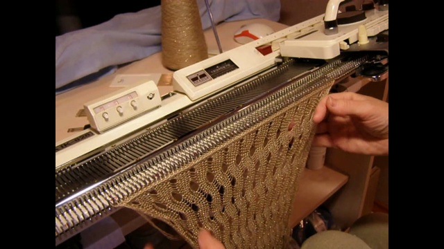 Круглая горловина-кокетка резинками 2х2 и 1х1 декорированная шнуром смотреть онлайн