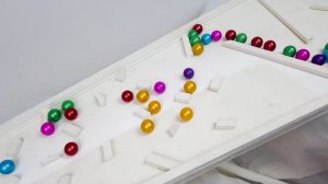 Горка для шариков - шарики катятся с разных горок.