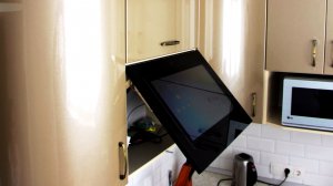Встраиваемый телевизор для кухни - сенсорная интерактивная панель в фасаде кухонного гарнитура.