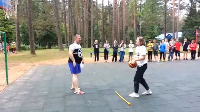 МЕТКИЙ БРОСОК В БАСКЕТБОЛЬНОЕ КОЛЬЦО. БАСКЕТБОЛ. СПОРТИВНЫЕ ИГРЫ В ЛАГЕРЕ "ИСКРА" НА 2 СМЕНЕ 2021 г