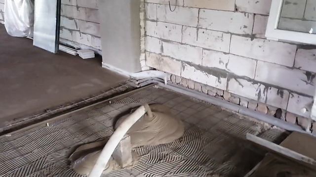 Мокрая стяжка пола с помощью транспортного насоса PFT Zp3 XXL