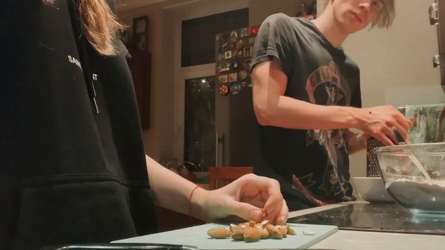 ГОТОВИМ С ПАРНЕМ МОРКОВНЫЙ ПИРОГ / очень милое видео смотреть онлайн