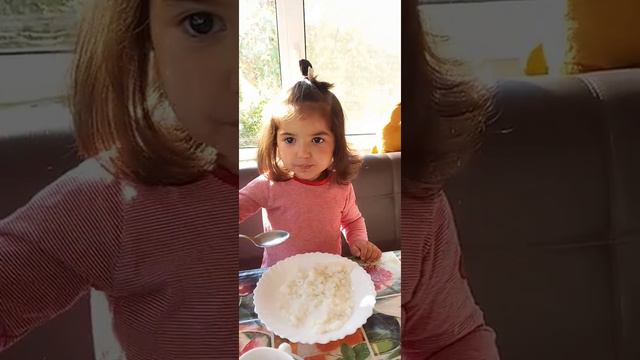 как научить ребёнка кушать,малыш ест сам,1,5 года ест сам, девочка кушает сама, ребёнок кушает сам.