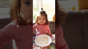 как научить ребёнка кушать,малыш ест сам,1,5 года ест сам, девочка кушает сама, ребёнок кушает сам.