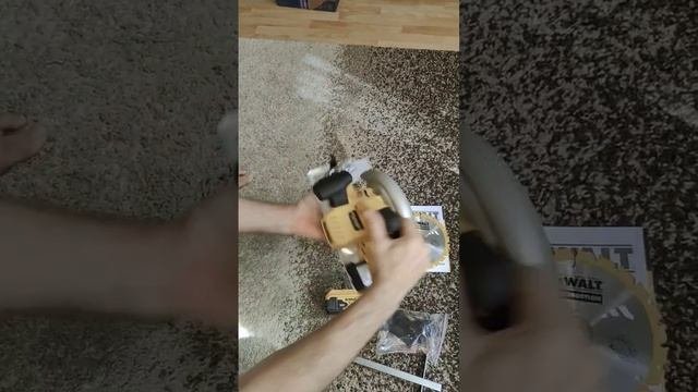Циркулярная пила DEWALT DCS 570