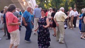 ПО ТРОПИНКЕ ВНИЗ, ПО ТРОПИНКЕ К РЕКЕ! ТАНЦЫ ХАРЬКОВ СЧАСТЛИВЫЕ ДНИ