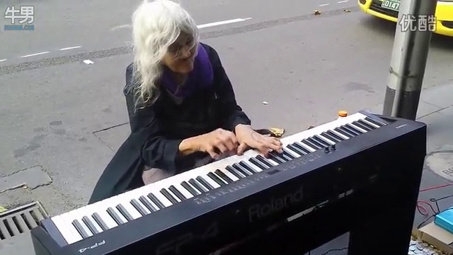 37 Shocked passers-by! Busker old woman playing the piano on the street смотреть онлайн