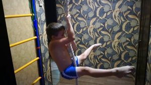 Ратибор Ялатов, 7 лет. Упражнение на спортивном канате.