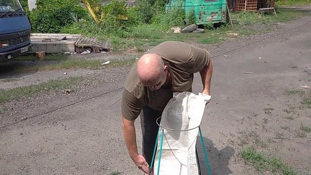 ЛАЙФХАК! КАК ЛЕГКО НАСЫПАТЬ МЕШКИ САМОМУ! (LIFE HACK! HOW EASY TO FILL THE BAGS YOURSELF!) смотреть онлайн