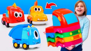 Видео про игры в конструктор для детей Мокас - собираем машинки монстрики Мокас! Игрушки для детей