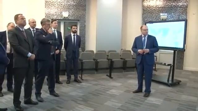 Полномочный представитель президента страны в ПФО Игорь Комаров побывал в Детском космическом центре