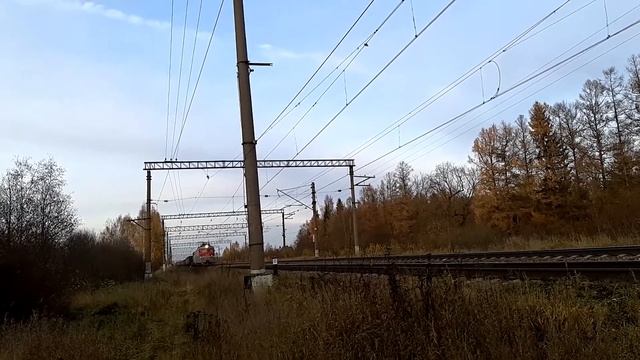 С приветом! Электровоз ВЛ10У - 084 на участке "Дивенская - Низовская". (26.10.2020). смотреть онлайн