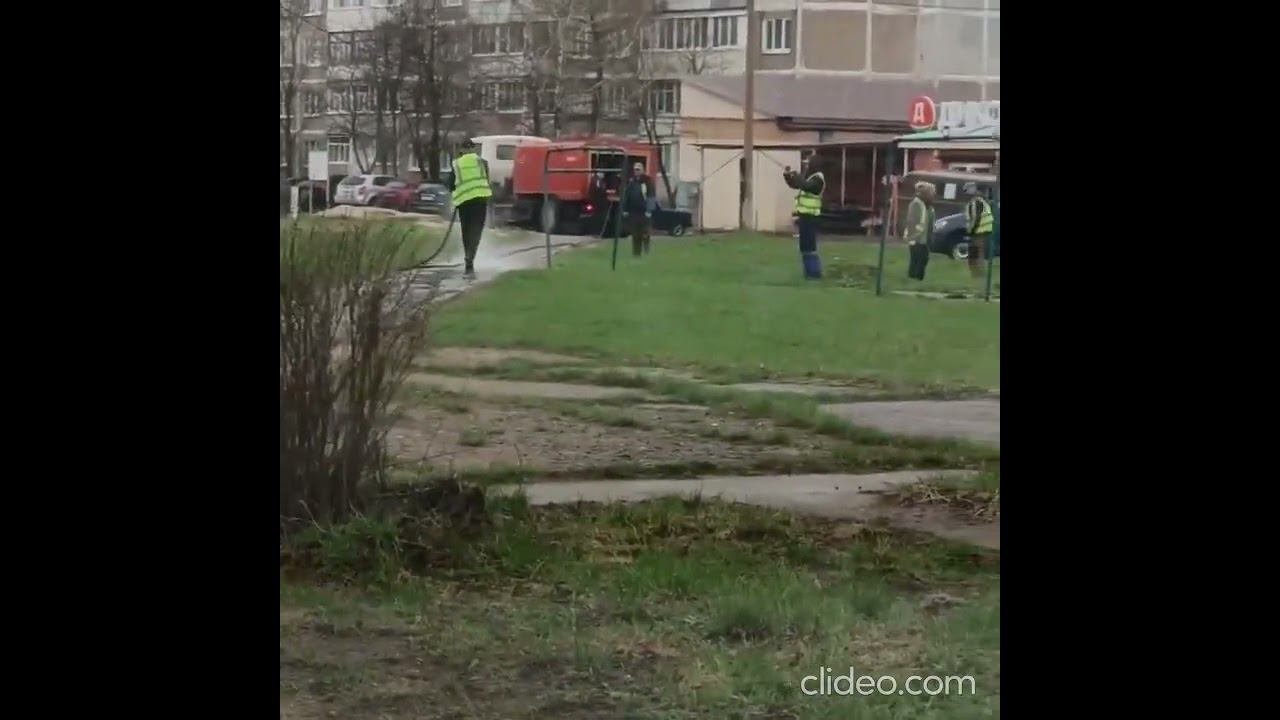 Дно пробито! Коммунальщики поливают тротуары во время дождя и делают фото-отчет в Воскресенске.