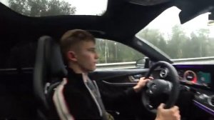 Из Москвы в Питер на Mercedes AMG E63S на 612 сил. Друг без прав купил машину. Сколько стоит шмот