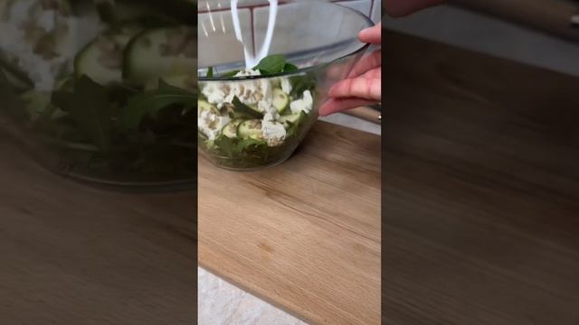 Зелений салат ?? Все просто і смачно ☺️ #рецепти #кулінарія #recipe #ппрецепт #cooking #салат