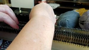 ОБЗОР МАШИНЫ. НАБОР ПЕТЕЛЬ. КНОПКИ КАРЕТКИ. УРОКИ ВЯЗАНИЯ НА МАШИНЕ НЕВА 1,2,СЕВЕРЯНКА.