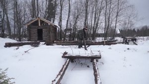 Гусеницы на мотоблоке с прицепом для перевозки валежника.