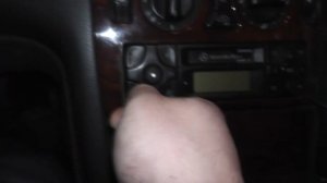 Как снять родную магнитолу на Мерседесе W210 за 5 секунд!!!