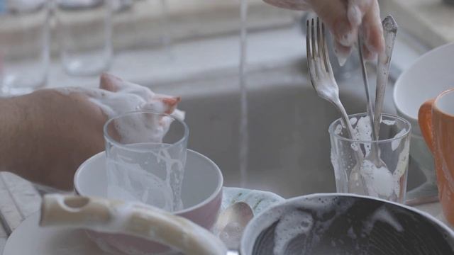 Почему нельзя мыть посуду в гостях. Народные приметы и поверья.