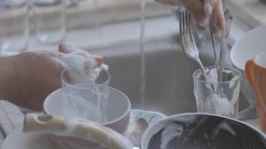 Почему нельзя мыть посуду в гостях. Народные приметы и поверья.