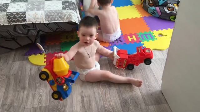 Близнецы. С Днем рождения двойняшек!??Детям 2 года.