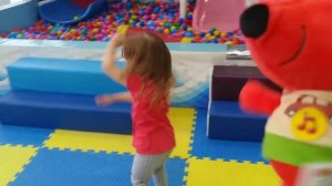 Катя играет на детской площадке Маленькая Катя прыгает на батуте Детское видео