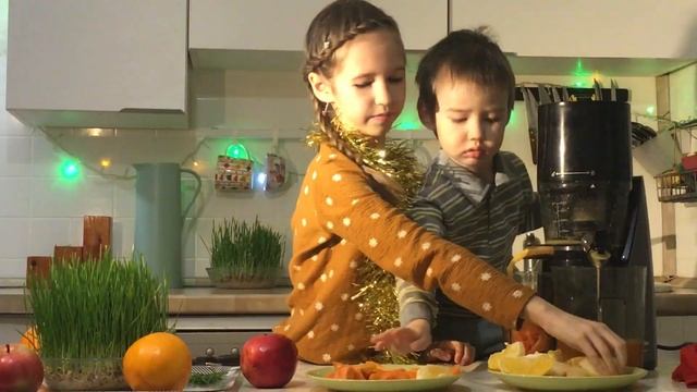 ▶ СВЕЖЕВЫЖАТЫЙ СОК готовят дети. Простые и Полезные Рецепты + Ростки Пшеницы!